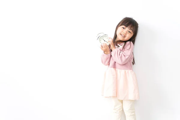 Küçük Kız Çalar Saati Tutuyor — Stok fotoğraf