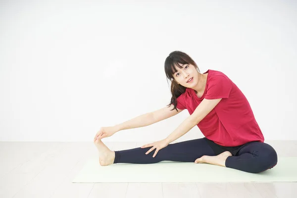 Ritratto Sporty Asiatico Donna Stretching Casa — Foto Stock