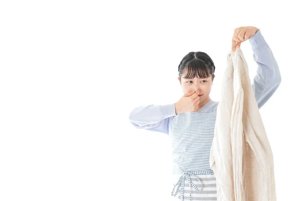 Giovane Donna Asiatica Tenuta Camicia Puzzolente Isolato Sfondo Bianco — Foto Stock