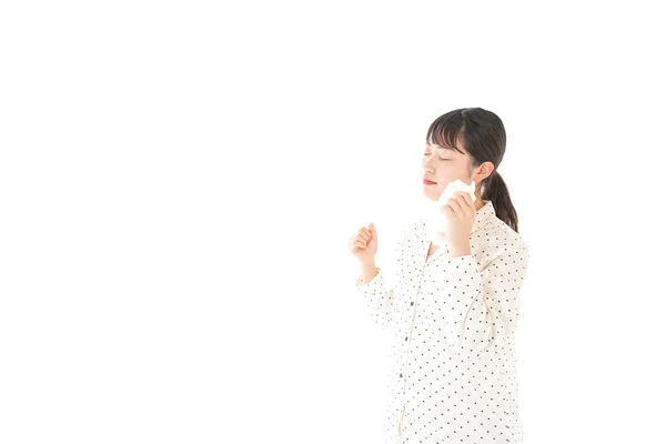 身穿睡衣 身披白色背景流感的亚洲年轻女性 — 图库照片