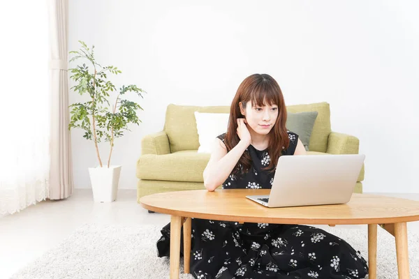 Joven Asiático Mujer Usando Laptop Casa —  Fotos de Stock