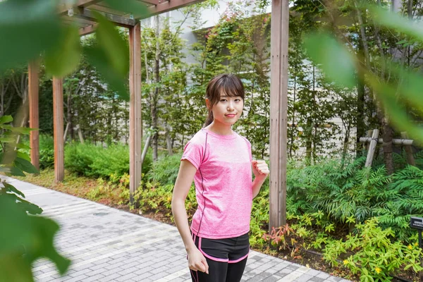 Retrato Mujer Asiática Deportista Corriendo Parque Verano — Foto de Stock