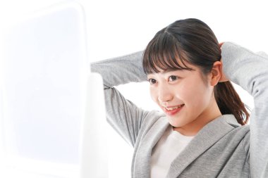 Aynaya bakan Asyalı genç bir kadının portresi