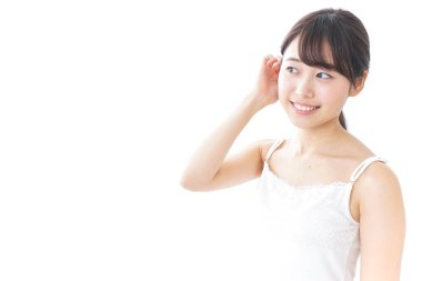 Beyaz arka planda izole edilmiş Asyalı genç kadın portresi