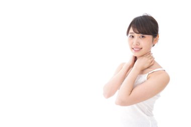 Beyaz arka planda izole edilmiş Asyalı genç kadın portresi