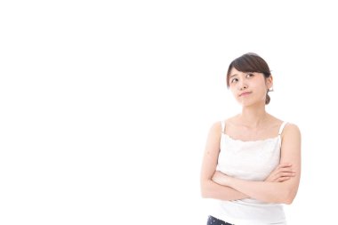 Beyaz arka planda izole edilmiş Asyalı genç kadın portresi