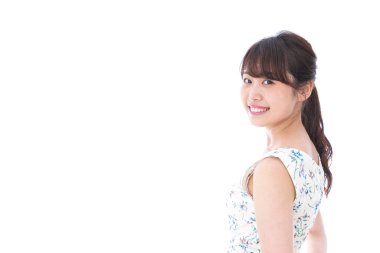 Beyaz arka planda izole edilmiş güzel bir Asyalı kadının portresi.