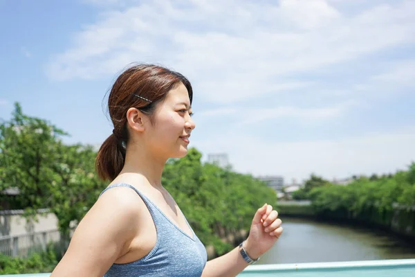 亚洲女运动员在夏季公园慢跑的肖像 — 图库照片