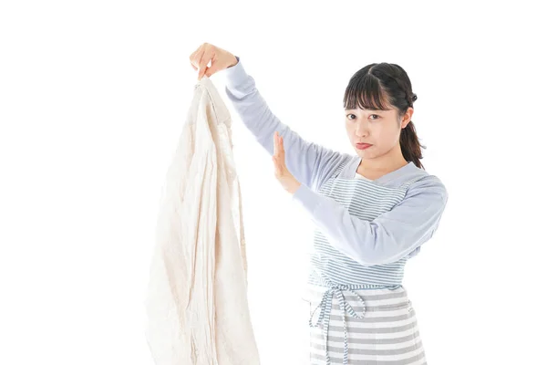 Giovane Donna Asiatica Tenuta Camicia Puzzolente Isolato Sfondo Bianco — Foto Stock