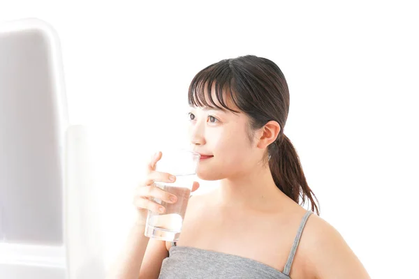 Retrato Mujer Joven Asiática Bebiendo Agua Aislada Sobre Fondo Blanco —  Fotos de Stock