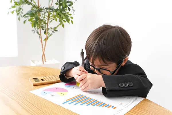 Malý Chlapec Studující Stolem Analyzující Grafy — Stock fotografie