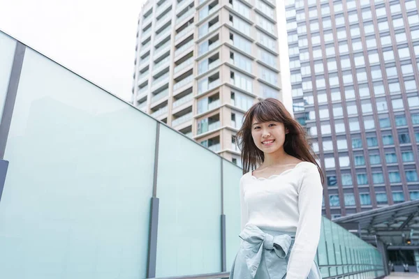 Portret Van Een Mooie Aziatische Vrouw Moderne Stad — Stockfoto