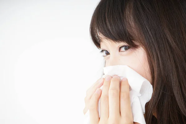 Joven Asiático Mujer Estornudo Aislado Blanco Fondo — Foto de Stock
