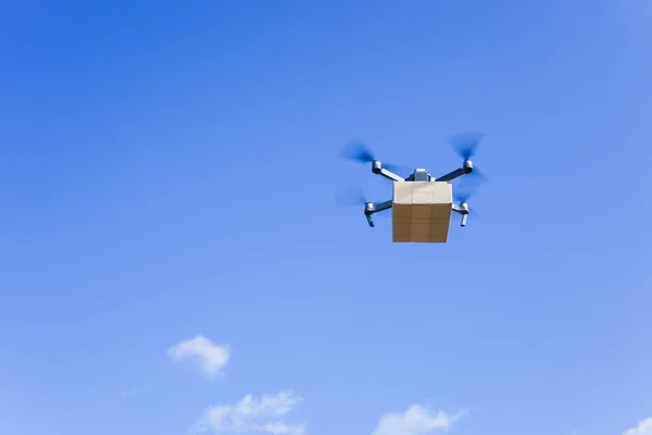 Caixa Transporte Drone Voador Contra Céu Azul Entrega Drone — Fotografia de Stock