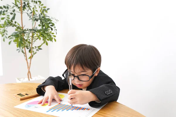 Kleiner Junge Lernt Schreibtisch Sitzen Und Graphen Analysieren — Stockfoto