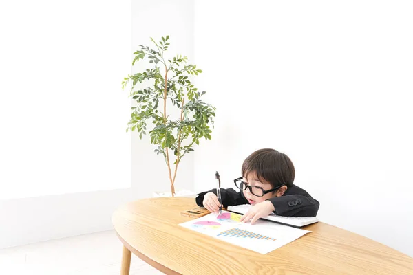 Niño Pequeño Estudiando Sentados Mesa Analizando Gráficos — Foto de Stock