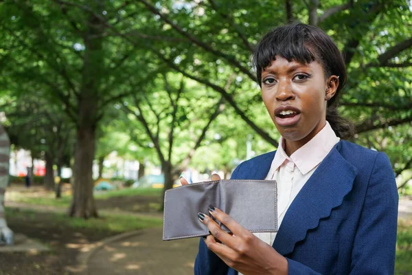 Jeune Femme Affaires Africaine Tenant Portefeuille Dans Parc — Photo