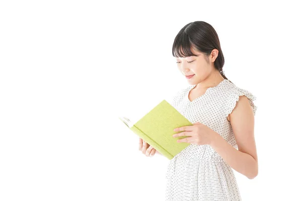 Retrato Mujer Joven Asiática Leyendo Libro Aislado Sobre Fondo Blanco — Foto de Stock
