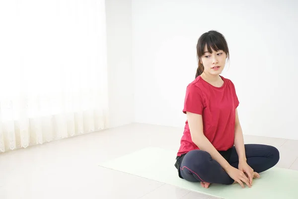 Ritratto Sporty Asiatico Donna Stretching Casa — Foto Stock