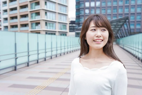 Portret Van Een Mooie Aziatische Vrouw Moderne Stad — Stockfoto