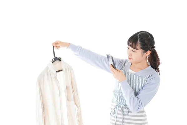 Jovem Asiático Mulher Tomando Foto Branco Camisa Isolado Branco Fundo — Fotografia de Stock