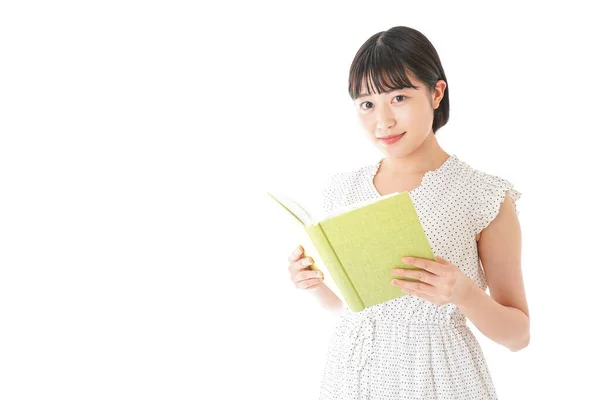 アジアの若い女性が白い背景で隔絶された本を読んでいる姿 — ストック写真