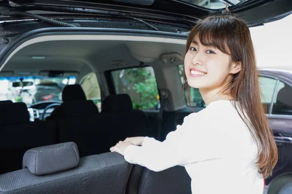 Jovem Mulher Asiática Com Carro — Fotografia de Stock