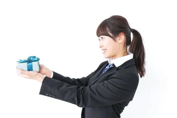 Portret Azjatyckiej Młodej Bizneswoman Trzymając Zapakowane Pudełko Niebieską Wstążką — Zdjęcie stockowe