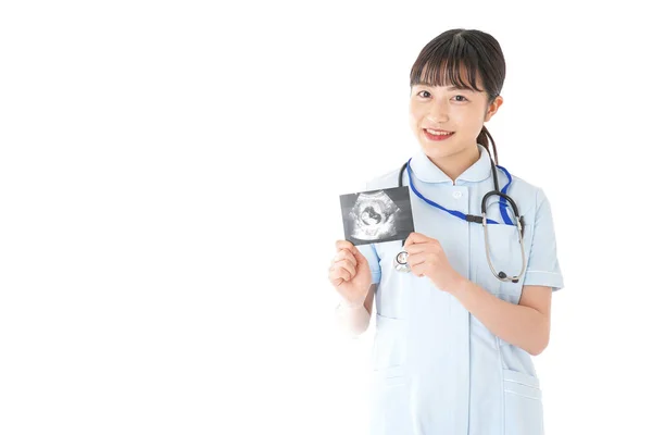 年轻的亚洲女医生展示了在白色背景下被隔离的婴儿的超声图像 — 图库照片