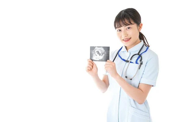 年轻的亚洲女医生展示了在白色背景下被隔离的婴儿的超声图像 — 图库照片