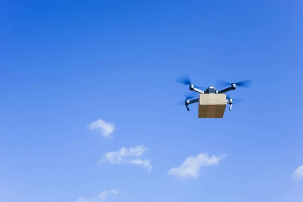 Caixa Transporte Drone Voador Contra Céu Azul Entrega Drone — Fotografia de Stock