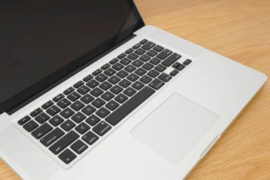 kopya alanı olan ahşap masadaki dizüstü bilgisayar