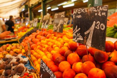 pazarda çeşitli meyve ve sebzeler 