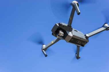 Mavi gökyüzüne karşı uçan dron