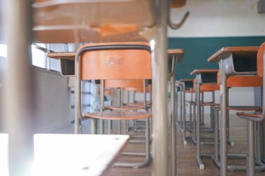 Boş sınıf, modern sandalyeli okul içi. 