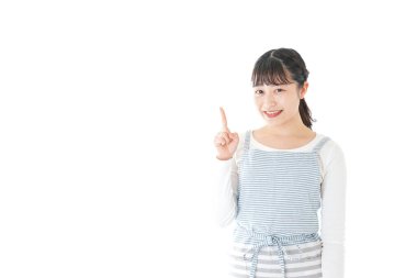 Beyaz arka planda parmağı yukarıda Asyalı genç bir kadının portresi.