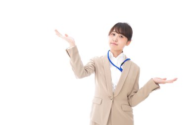 Düşünceli Asyalı iş kadını beyaz arka planda izole edilmiş