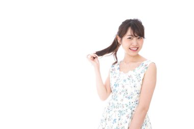 Beyaz arka planda izole edilmiş güzel bir Asyalı kadının portresi.