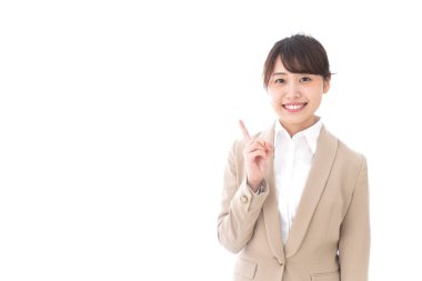 Asyalı iş kadını beyaz arka planda izole edilmiş