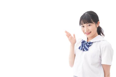 Beyaz arka planda, okul üniformalı Asyalı genç bir kadının portresi.