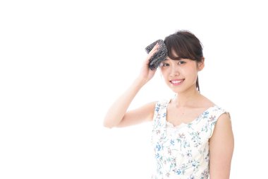 Beyaz arka planda izole edilmiş güzel bir Asyalı kadının portresi.