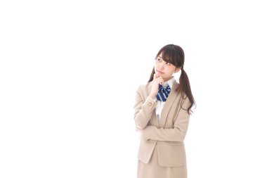 Düşünceli Asyalı iş kadını beyaz arka planda izole edilmiş