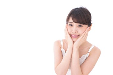 Beyaz arka planda izole edilmiş Asyalı genç kadın portresi