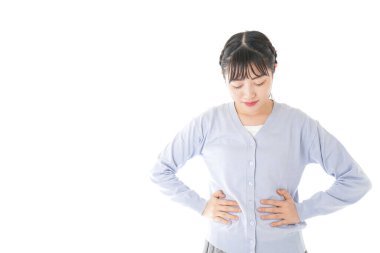 Beyaz arka planda karın ağrısı çeken bir kadın.