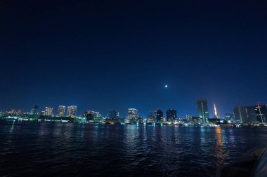 Tokyo şehrinin gökyüzü geceleri aydınlanıyor 