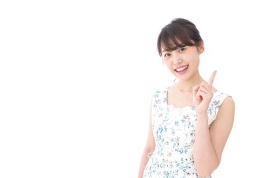 Beyaz arka planda izole edilmiş güzel bir Asyalı kadının portresi.