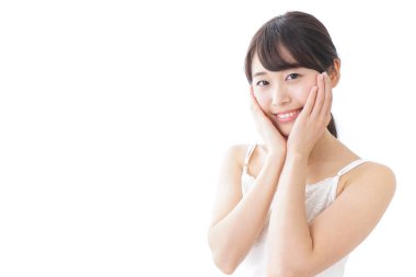 Asyalı genç bir kadının portresi beyaz arka planda izole edilmiş.