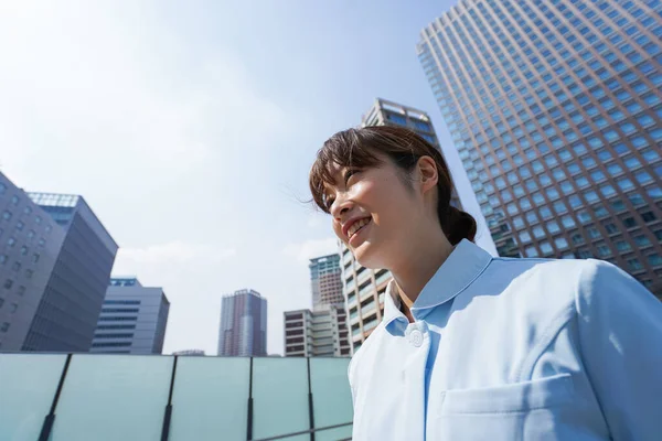 도시에서 파란색 셔츠를 아시아인 여인의 — 스톡 사진