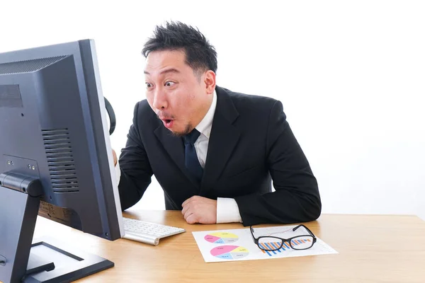 Joven Hombre Negocios Mirando Con Lupa Mientras Está Sentado Mesa — Foto de Stock