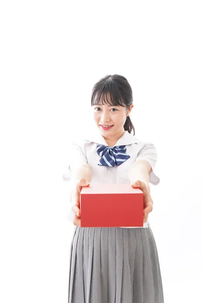 Retrato Una Joven Empresaria Asiática Sosteniendo Una Caja Regalo Roja — Foto de Stock